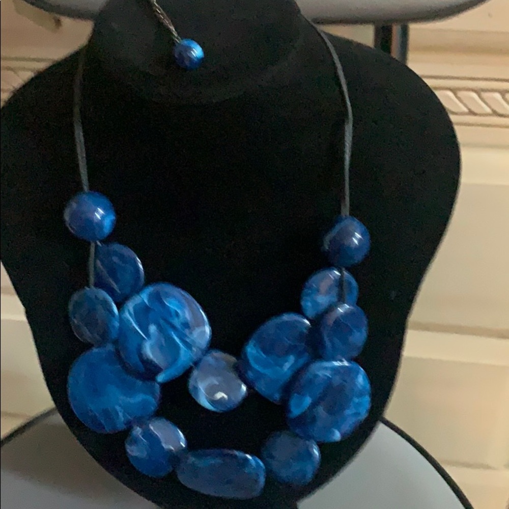 Adjustable necklace.